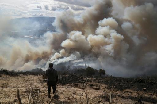 Incêndio florestal no cerro San Marcos, em Villa de Leyva, na Colômbia