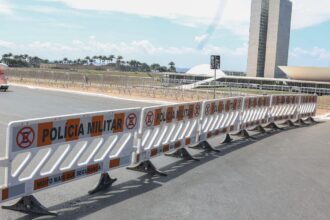 Público acompanha desfile na Esplanada dos Ministérios