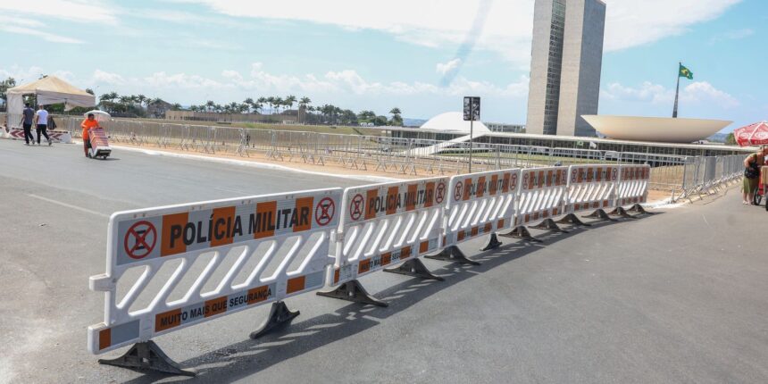 Público acompanha desfile na Esplanada dos Ministérios