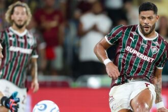 Jogadores do Fluminense comemoram gol contra o Platense no Maracanã