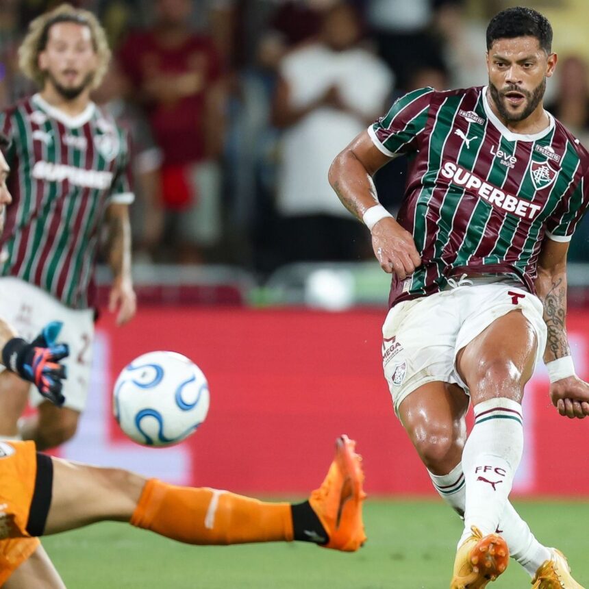 Jogadores do Fluminense comemoram gol contra o Platense no Maracanã