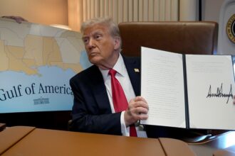 Donald Trump segura ordem sobre o Golfo da América