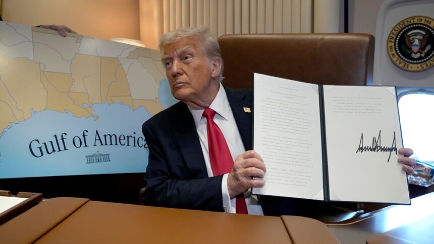 Donald Trump segura ordem sobre o Golfo da América