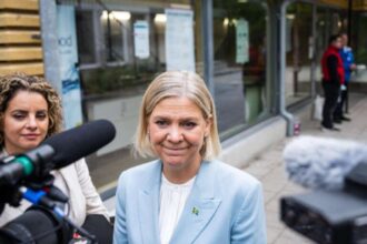 Magdalena Andersson, líder do Partido Social‑Democrata, faz declaração à imprensa após votar em uma escola que abriga uma seção eleitoral, em Nacka, em 13 de setembro de 2026.