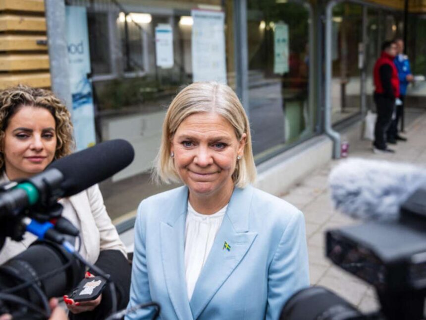Magdalena Andersson, líder do Partido Social‑Democrata, faz declaração à imprensa após votar em uma escola que abriga uma seção eleitoral, em Nacka, em 13 de setembro de 2026.
