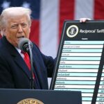 Donald Trump, presidente dos EUA segura um gráfico enquanto discursa sobre tarifas recíprocas durante um evento na Casa Branca em abril