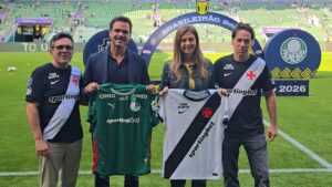 Leila Pereira, presidente do Palmeiras, com empresário Marcos Lamacchia, possível futuro dono da SAF do Vasco, antes da partida entre Palmeiras e Vasco, no Nubank Parque, pelo Campeonato Brasileiro 2026