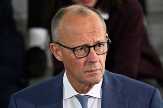 Chanceler alemão, Friedrich Merz, enfrenta pressões dentro de seu partido por avanços da extrema direita no país
