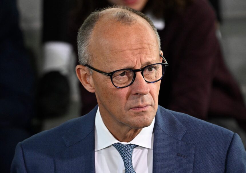 Chanceler alemão, Friedrich Merz, enfrenta pressões dentro de seu partido por avanços da extrema direita no país