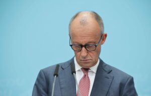 O chanceler da Alemanha, Friedrich Merz, fala com a imprensa após derrotas da CDU em eleições regionais