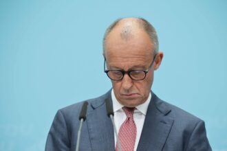 O chanceler da Alemanha, Friedrich Merz, fala com a imprensa após derrotas da CDU em eleições regionais