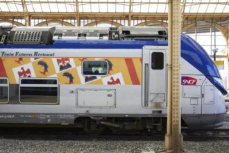 Trem da SCNF manobra em estação no interior da França