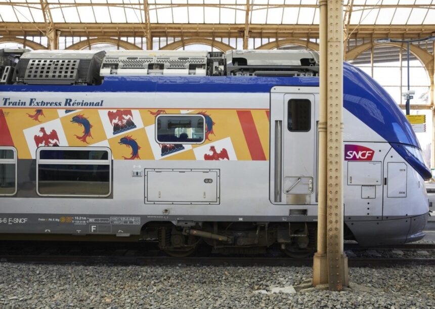 Trem da SCNF manobra em estação no interior da França