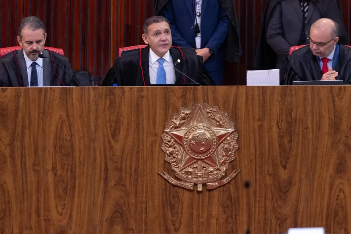 Sessão do TSE que julgou o registro de José Roberto Arruda