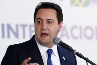 Ratinho Jr. se afasta do governo para tentar levar Sandro Alex ao 2º turno