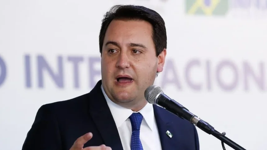 Ratinho Jr. se afasta do governo para tentar levar Sandro Alex ao 2º turno