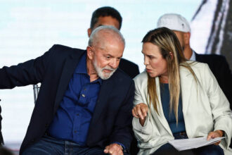 Lula conversa com Celina Leão durante evento público em Brasília