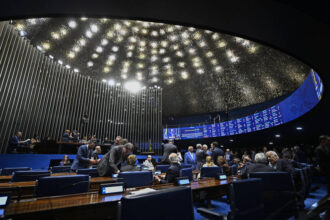 Senadores reunidos no plenário do Senado Federal durante sessão em Brasília
