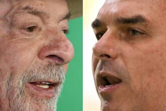 Eleitora registra voto em urna eletrônica