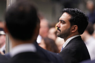 Zohran Mamdani fala em púlpito na Prefeitura de Nova York