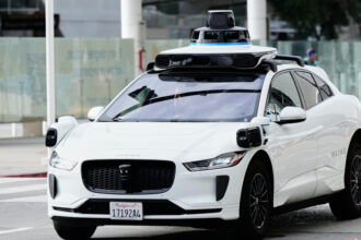 Veículo autônomo da Waymo circula em via urbana