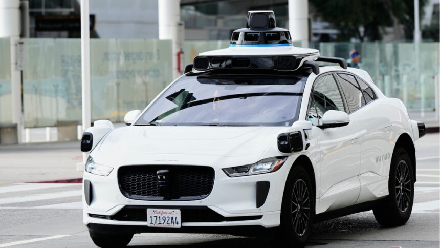 Veículo autônomo da Waymo circula em via urbana