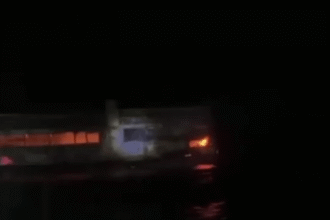 Incêndio na balsa MV June Aster perto de Palawan