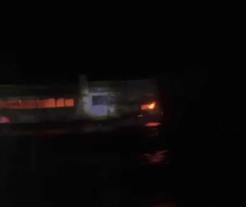 Incêndio na balsa MV June Aster perto de Palawan