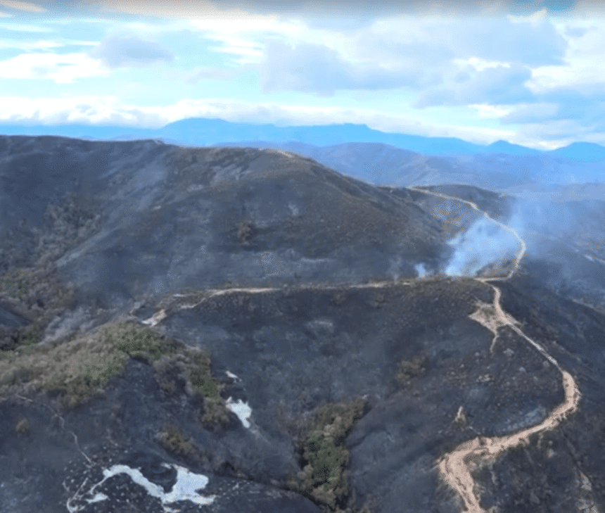 Incêndio florestal no norte da Colômbia