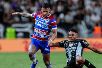 Jogadores de Fortaleza e Ceará disputam a bola no Clássico-Rei