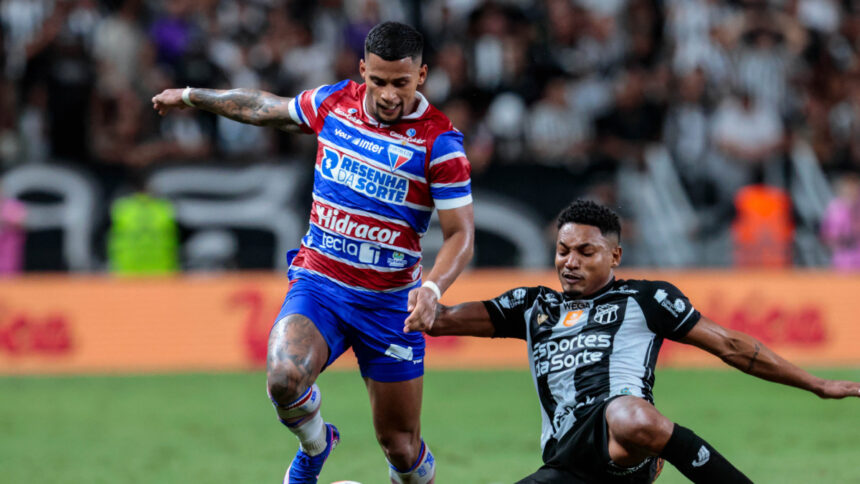 Jogadores de Fortaleza e Ceará disputam a bola no Clássico-Rei