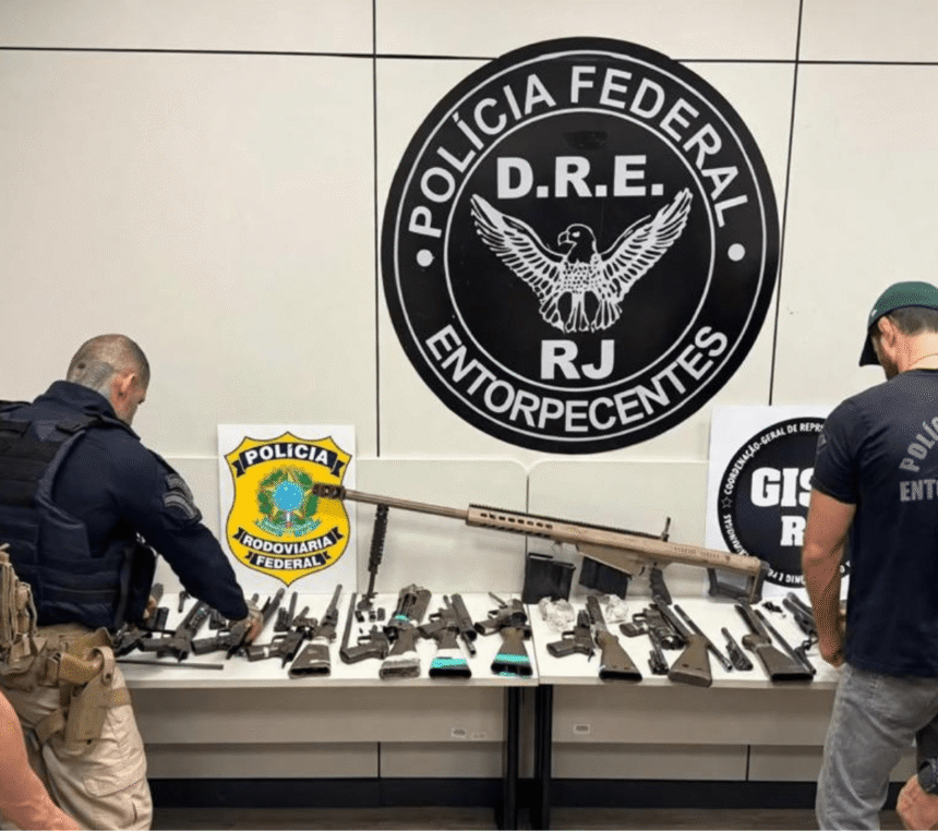 Armas apreendidas em furgão na Rodovia Presidente Dutra