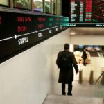 Pessoas transitam pelo lobby da Bolsa de Londres, Reino Unido