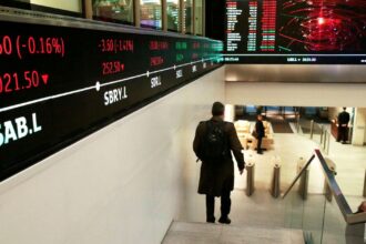 Pessoas transitam pelo lobby da Bolsa de Londres, Reino Unido