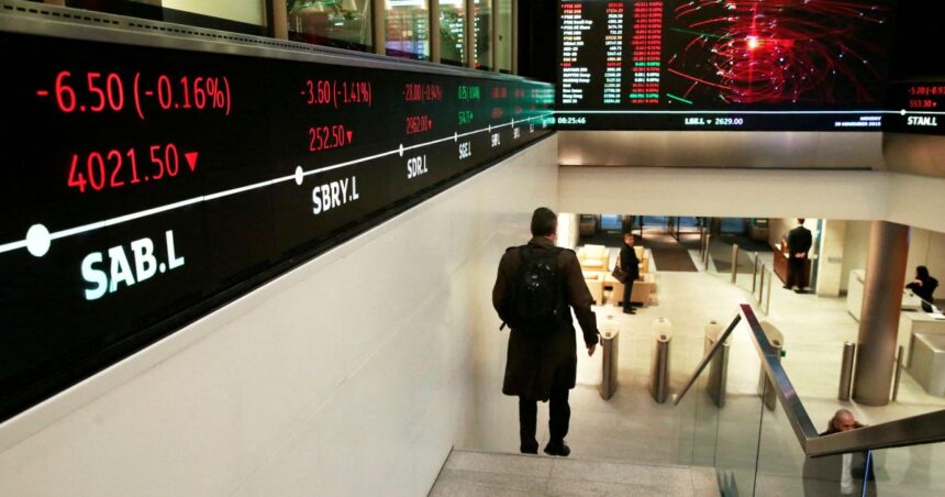 Pessoas transitam pelo lobby da Bolsa de Londres, Reino Unido