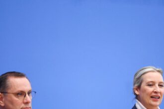 Bandeira e símbolo da AfD durante campanha eleitoral na Alemanha