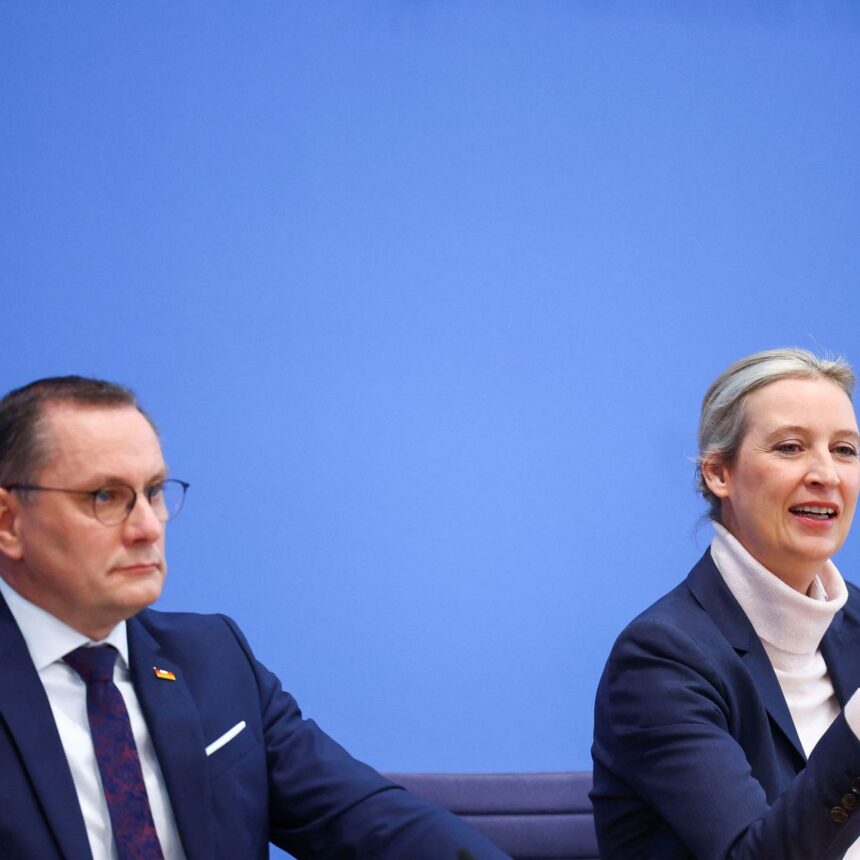 Bandeira e símbolo da AfD durante campanha eleitoral na Alemanha