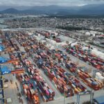 Imagem de drone mostra o Porto de Santos (SP), 31 de julho de 2025, representando a balança comercial do Brasil