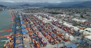 Imagem de drone mostra o Porto de Santos (SP), 31 de julho de 2025, representando a balança comercial do Brasil