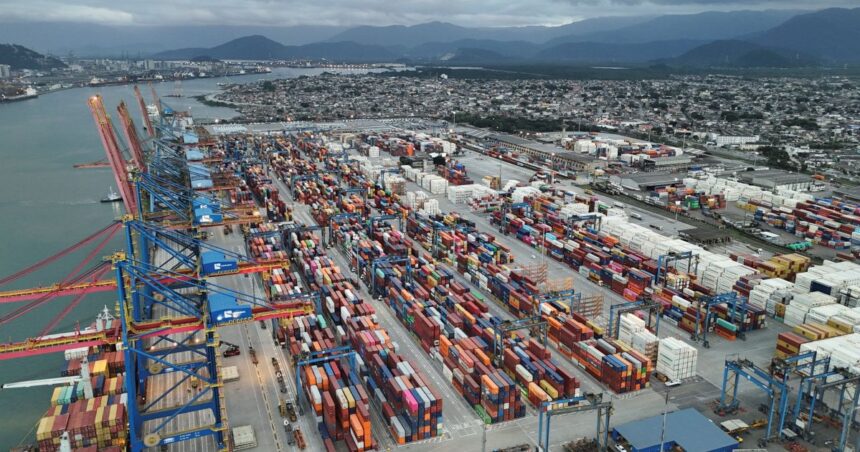Imagem de drone mostra o Porto de Santos (SP), 31 de julho de 2025, representando a balança comercial do Brasil