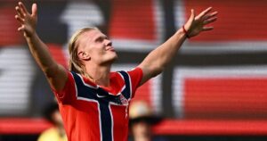 Erling Haaland comemora gol pela seleção da Noruega
