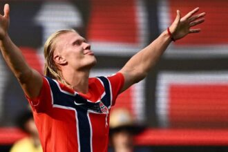 Erling Haaland comemora gol pela seleção da Noruega