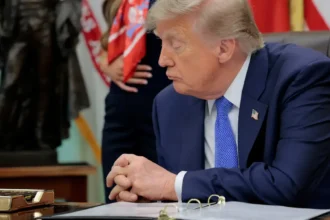 Presidente dos EUA, Donald Trump, assina decreto sobre vacinas na Casa Branca 10 de agosto de 2026 REUTERS/Kylie Cooper