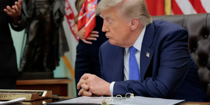 Presidente dos EUA, Donald Trump, assina decreto sobre vacinas na Casa Branca 10 de agosto de 2026 REUTERS/Kylie Cooper