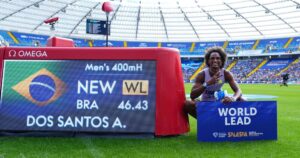 Alison dos Santos comemora após vencer a final dos 400m com barreiras masculino e estabelecer o novo recorde mundial