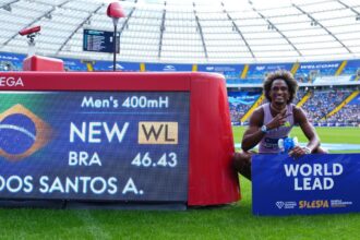 Alison dos Santos comemora após vencer a final dos 400m com barreiras masculino e estabelecer o novo recorde mundial