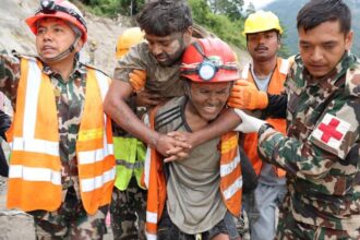 Sobrevivente é carregado após ter sido resgatado de túnel após inundação no Nepal 4 de setembro de 2026 Exército do Nepal/Divulgação via REUTERS.