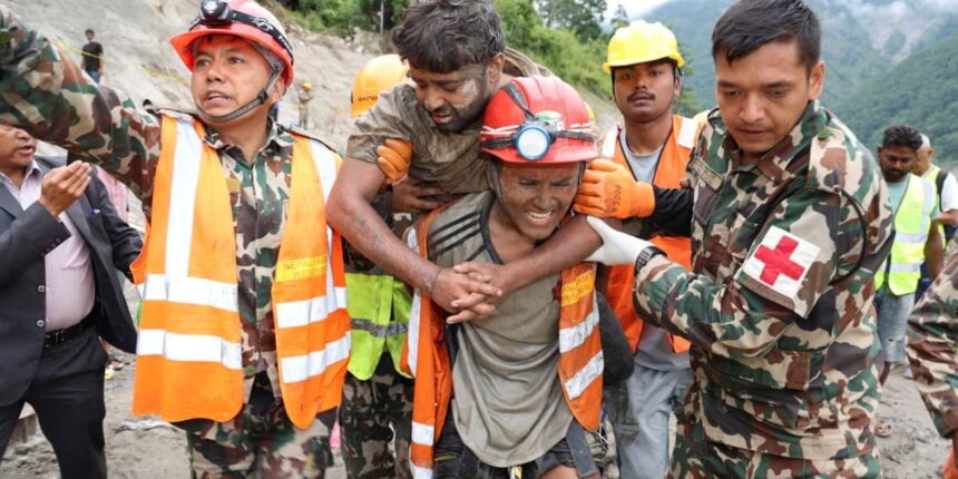 Sobrevivente é carregado após ter sido resgatado de túnel após inundação no Nepal 4 de setembro de 2026 Exército do Nepal/Divulgação via REUTERS.