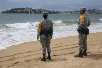 Membros da Guarda Nacional em praia como parte do plano de socorro em desastres, enquanto o furacão Polo ganha força na costa do Pacífico do México