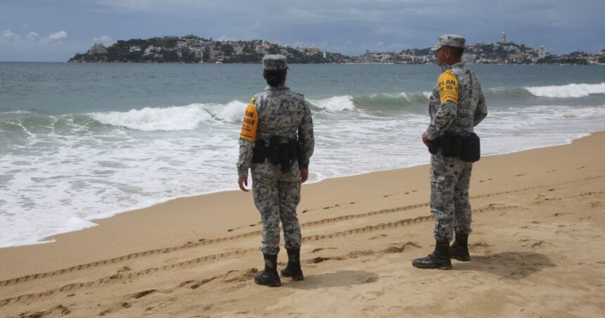 Membros da Guarda Nacional em praia como parte do plano de socorro em desastres, enquanto o furacão Polo ganha força na costa do Pacífico do México